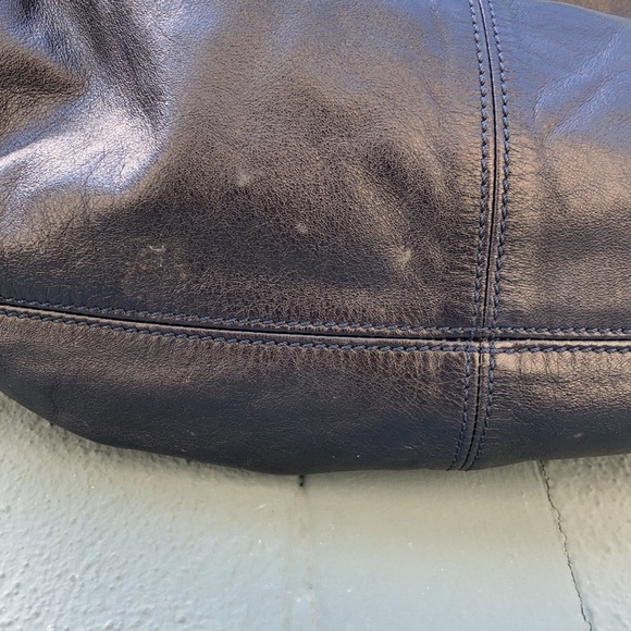 Hogan Navy Blue Butter Leather Shoulder Bag - Picture 13 of 14